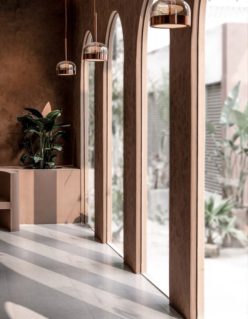 深圳市龍崗區(qū)橫崗有貓植說寵物店裝修設(shè)計-灰色復(fù)古磚過道