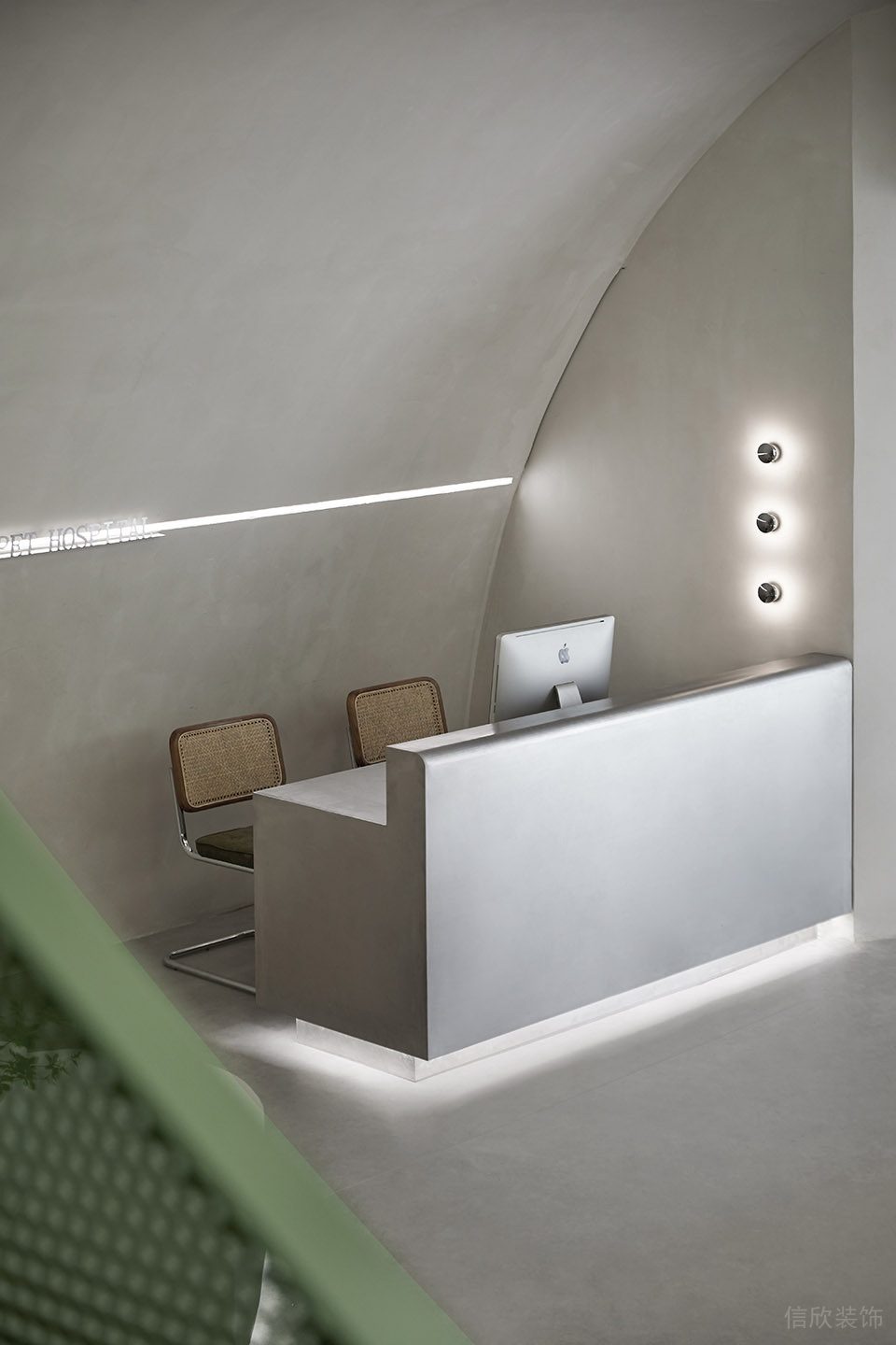 深圳市龍崗區(qū)龍崗中心城春田寵物醫(yī)院裝修設(shè)計(jì)-不銹鋼帶燈條前臺(tái)