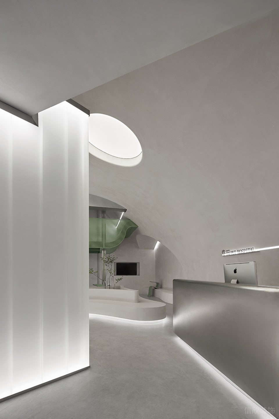 深圳市龍崗區(qū)龍崗中心城春田寵物醫(yī)院裝修設(shè)計(jì)-不銹鋼帶燈條前臺(tái)二