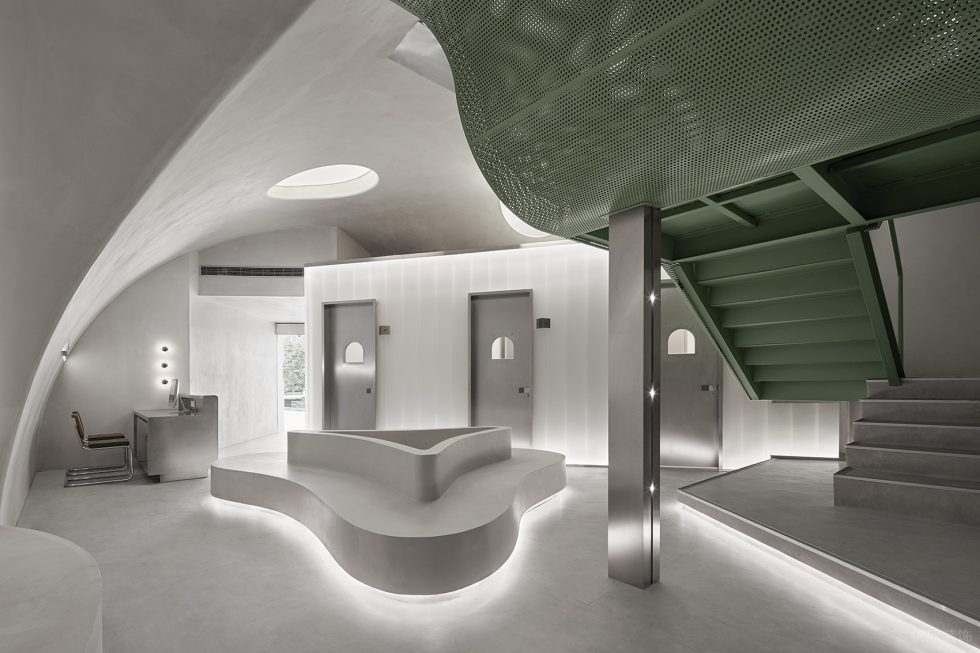 深圳市龍崗區(qū)龍崗中心城春田寵物醫(yī)院裝修設(shè)計(jì)-白灰半圓弧頂面大廳二