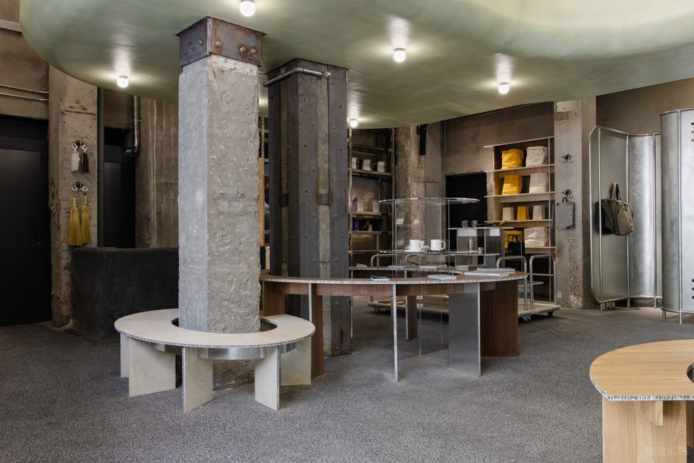 深圳市龍崗區(qū)平湖工業(yè)風(fēng)服裝店裝修設(shè)計-工業(yè)風(fēng)大廳