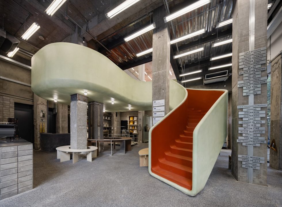 深圳市龍崗區(qū)平湖工業(yè)風(fēng)服裝店裝修設(shè)計-雙色拼接樓梯