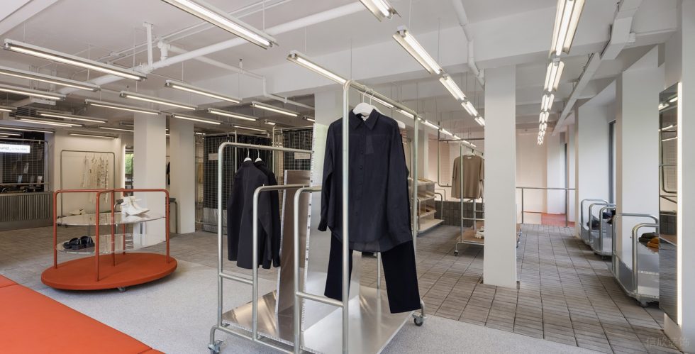 深圳市龍崗區(qū)平湖工業(yè)風(fēng)服裝店裝修設(shè)計-鋼結(jié)構(gòu)衣服展示區(qū)