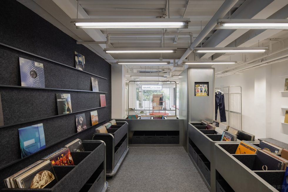 深圳市龍崗區(qū)平湖工業(yè)風(fēng)服裝店裝修設(shè)計 雜志區(qū)