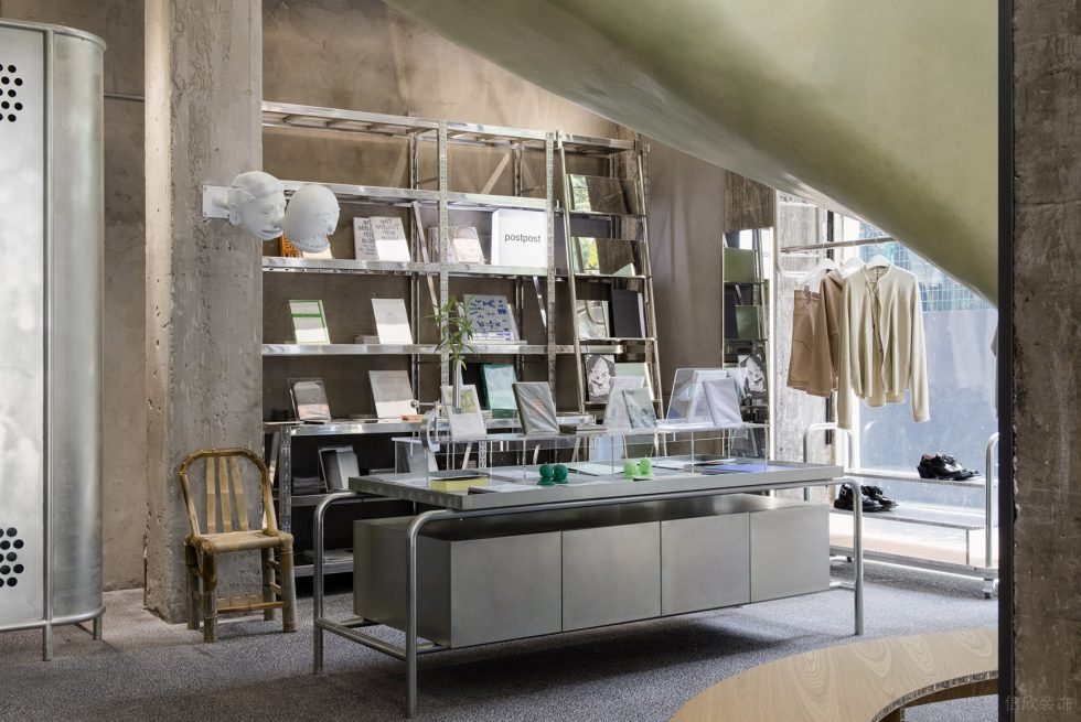 深圳市龍崗區(qū)平湖工業(yè)風(fēng)服裝店裝修設(shè)計-不銹鋼島臺