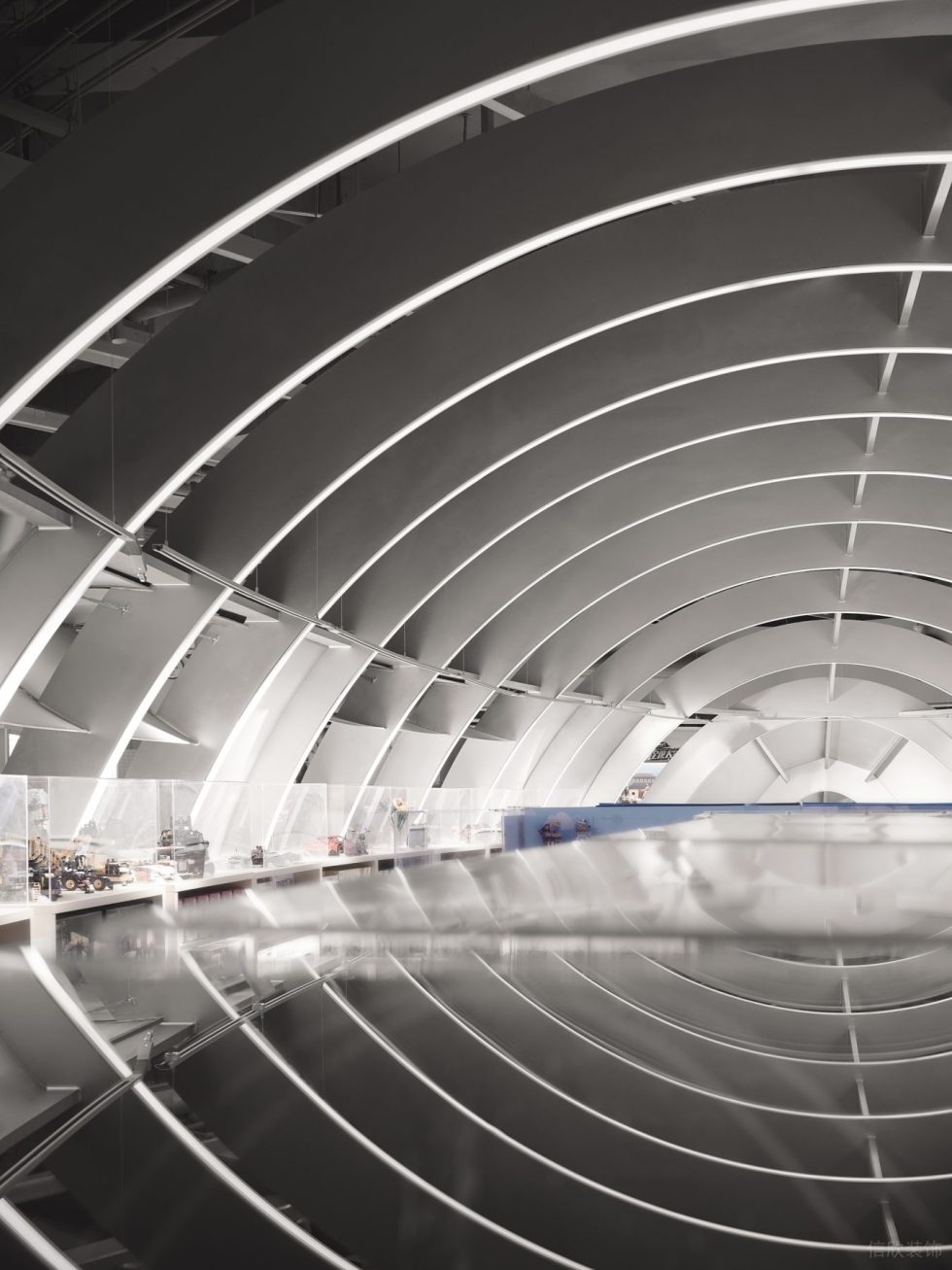 深圳市龍崗區(qū) X11全球潮玩店裝修設(shè)計-弧形燈條頂 深圳市龍崗區(qū) X11全球潮玩店裝修設(shè)計-弧形燈條頂