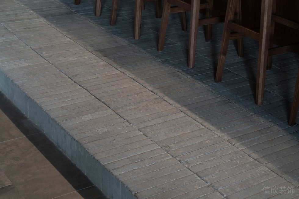 深圳市龍崗區(qū)中式風(fēng)格餐廳灰白色水泥磚面地面裝修設(shè)計