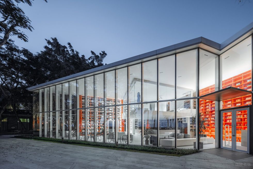 深圳市羅湖區(qū)布心現(xiàn)代風天涯書局裝修設計實景圖-正立面透明玻璃造型