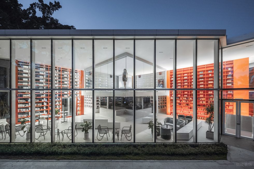 深圳市羅湖區(qū)布心現(xiàn)代風天涯書局裝修設計實景圖-正立面透明玻璃造型二