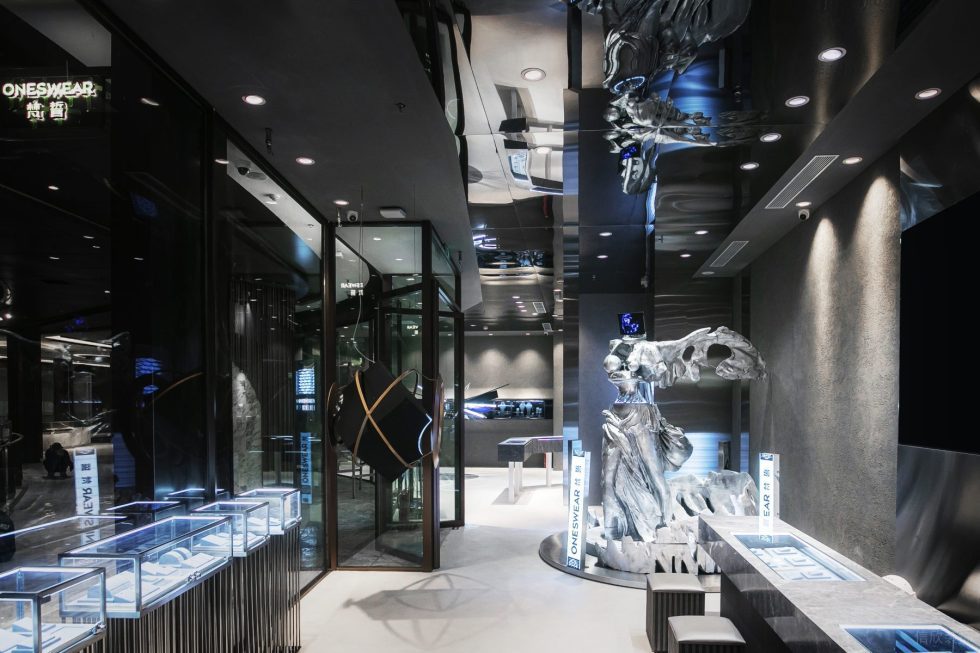 深色買(mǎi)手店裝修玻璃展柜效果圖