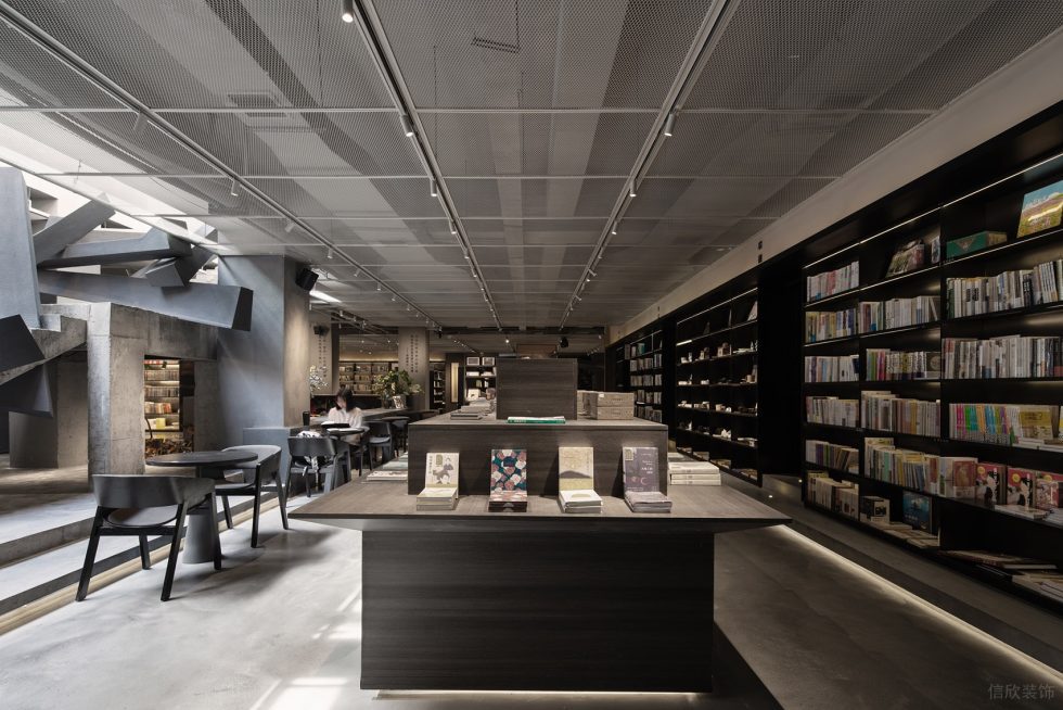 深圳市羅湖區(qū)翠竹止間麓山南現(xiàn)代風書店裝修設(shè)計實景圖-咖色實木燈帶島臺 深圳市羅湖區(qū)翠竹止間麓山南現(xiàn)代風書店裝修設(shè)計實景圖-咖色實木燈帶島臺