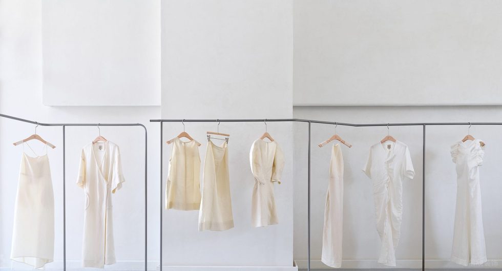 深圳市龍華區(qū)大浪侘寂風(fēng)服裝店裝修設(shè)計(jì) 不銹鋼衣架