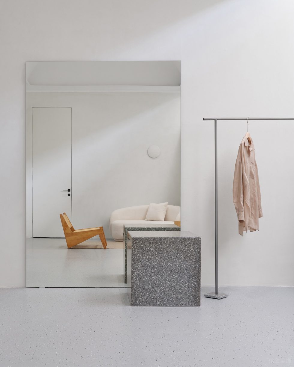 深圳市龍華區(qū)大浪侘寂風(fēng)服裝店裝修設(shè)計(jì) 穿衣鏡