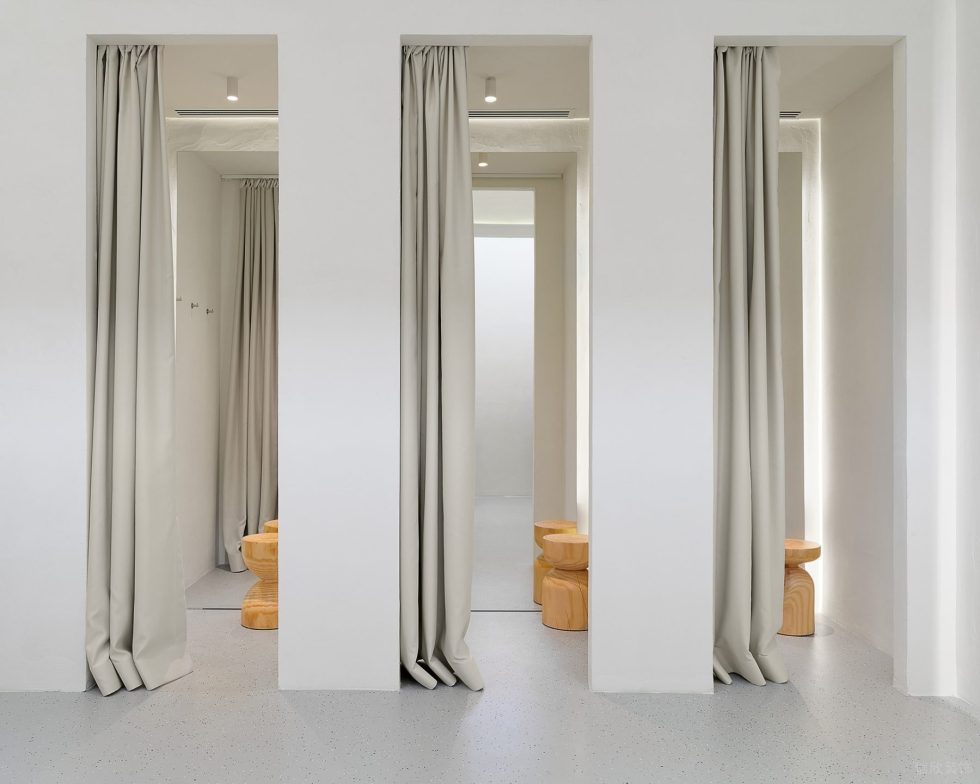 深圳市龍華區(qū)大浪侘寂風(fēng)服裝店裝修設(shè)計(jì) 試衣區(qū)