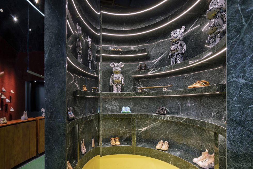 深圳市龍華區(qū)龍華kiks潮牌買手店裝修設(shè)計(jì) 黑色大理石展架