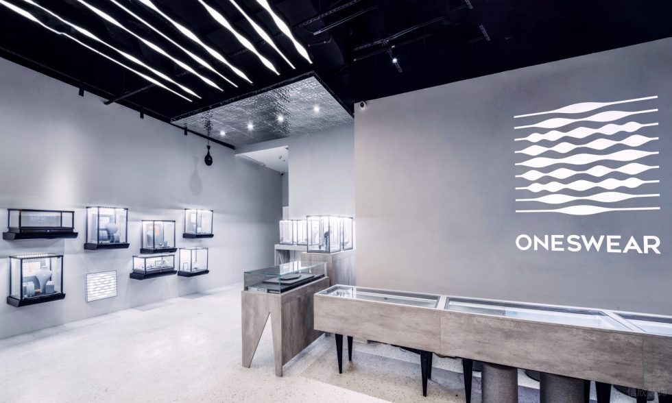 深圳市羅湖區(qū)蓮塘現(xiàn)代風(fēng)梵誓珠寶旗艦店裝修設(shè)計-淺咖色實木接待臺