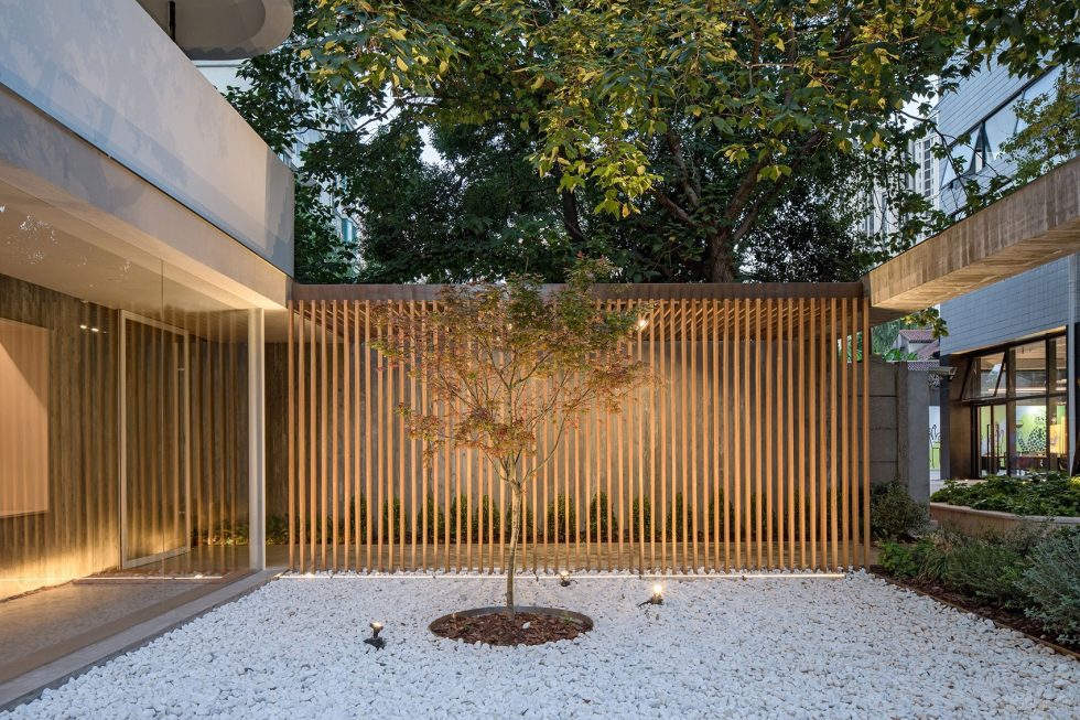 深圳市羅湖區(qū)人民南輕奢風(fēng)女裝店emme品牌店裝修設(shè)計-室內(nèi)枯山水景觀