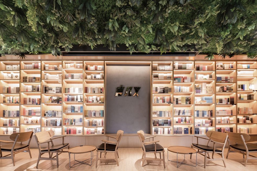 深圳市羅湖區(qū)銀湖現(xiàn)代風(fēng)原木風(fēng)木藝書(shū)店裝修設(shè)計(jì)-綠植格柵頂閱讀區(qū) 深圳市羅湖區(qū)銀湖現(xiàn)代風(fēng)原木風(fēng)木藝書(shū)店裝修設(shè)計(jì)-綠植格柵頂閱讀區(qū)