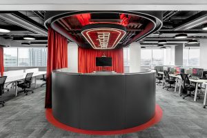 深圳市南山區(qū)大沖商務(wù)中心紅色主調(diào)現(xiàn)代辦公室裝修設(shè)計案例 前臺服務(wù)臺