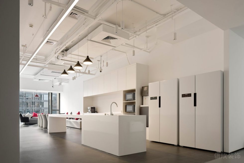 深圳市南山區(qū)華僑城大廈白色調(diào)極簡主義風(fēng)格辦公室裝修設(shè)計(jì)案例 茶水區(qū)