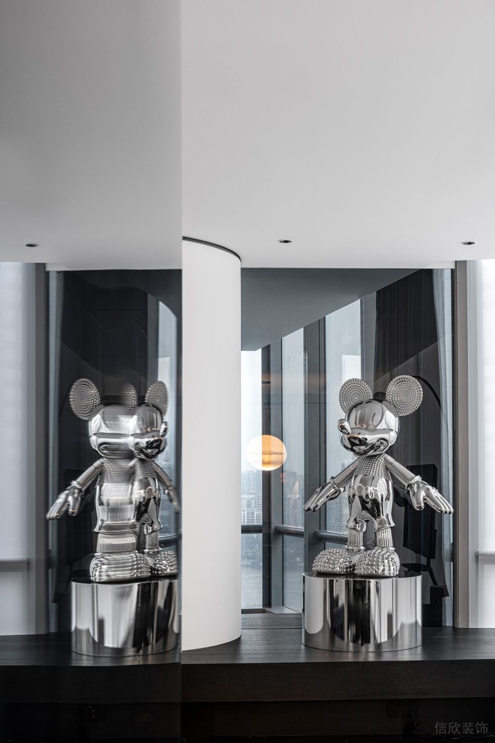 深圳市南山區(qū)科技園西北工業(yè)大學深圳三航現(xiàn)代簡約風辦公室裝修設計案例 銀色米老鼠小雕塑