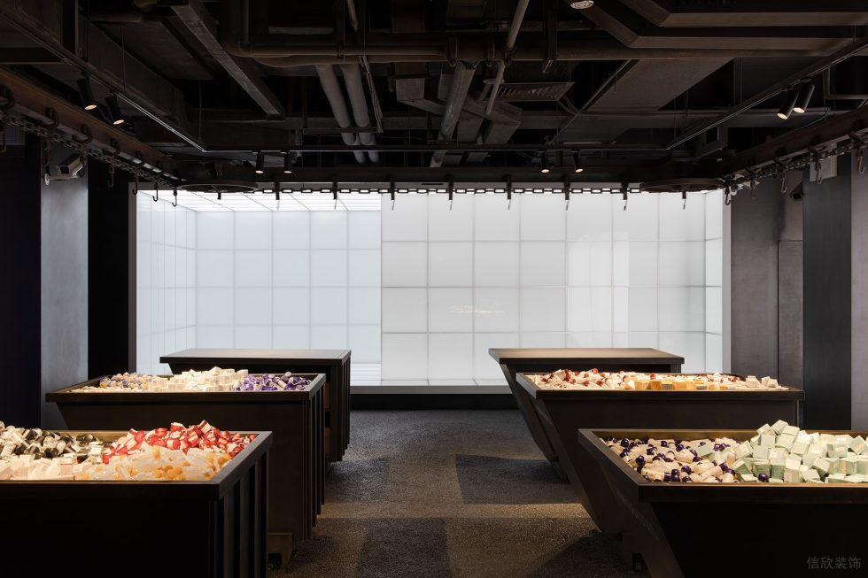 深圳市南山區(qū)南頭工業(yè)風化妝品店裝修設計 大廳概覽