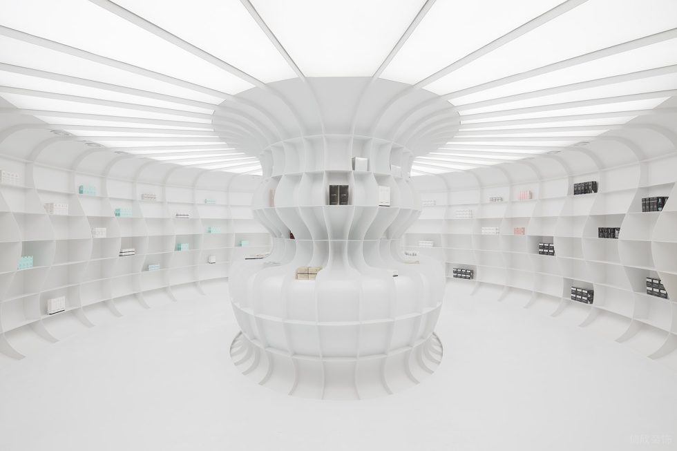 深圳市南山區(qū)南頭工業(yè)風化妝品店裝修設計 白色圓形展區(qū)