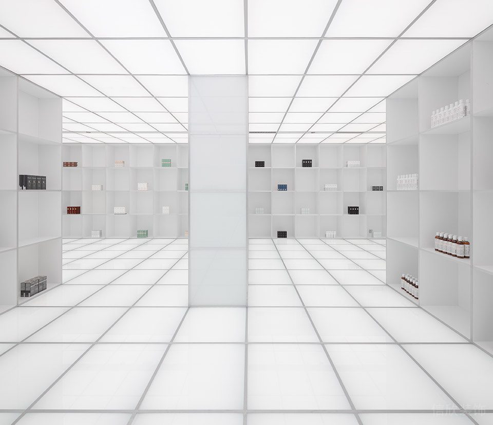 深圳市南山區(qū)南頭工業(yè)風化妝品店裝修設計 白色展區(qū)