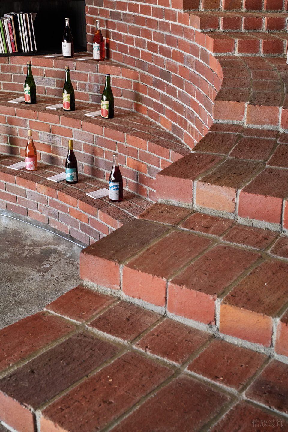 深圳市南山區(qū)前海瀨戶內(nèi)釀造所竹原直銷店裝修設(shè)計(jì) 紅磚展臺(tái)