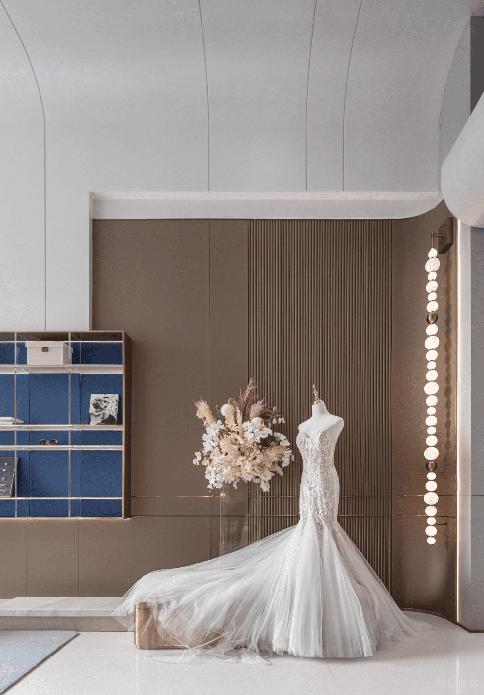 深圳市南山區(qū)蛇口現(xiàn)代風(fēng)禮服店裝修設(shè)計(jì) 禮服展示