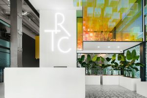 深圳市南山區(qū)微軟科通大廈后現(xiàn)代主義風(fēng)格辦公室裝修設(shè)計方案 前臺服務(wù)臺