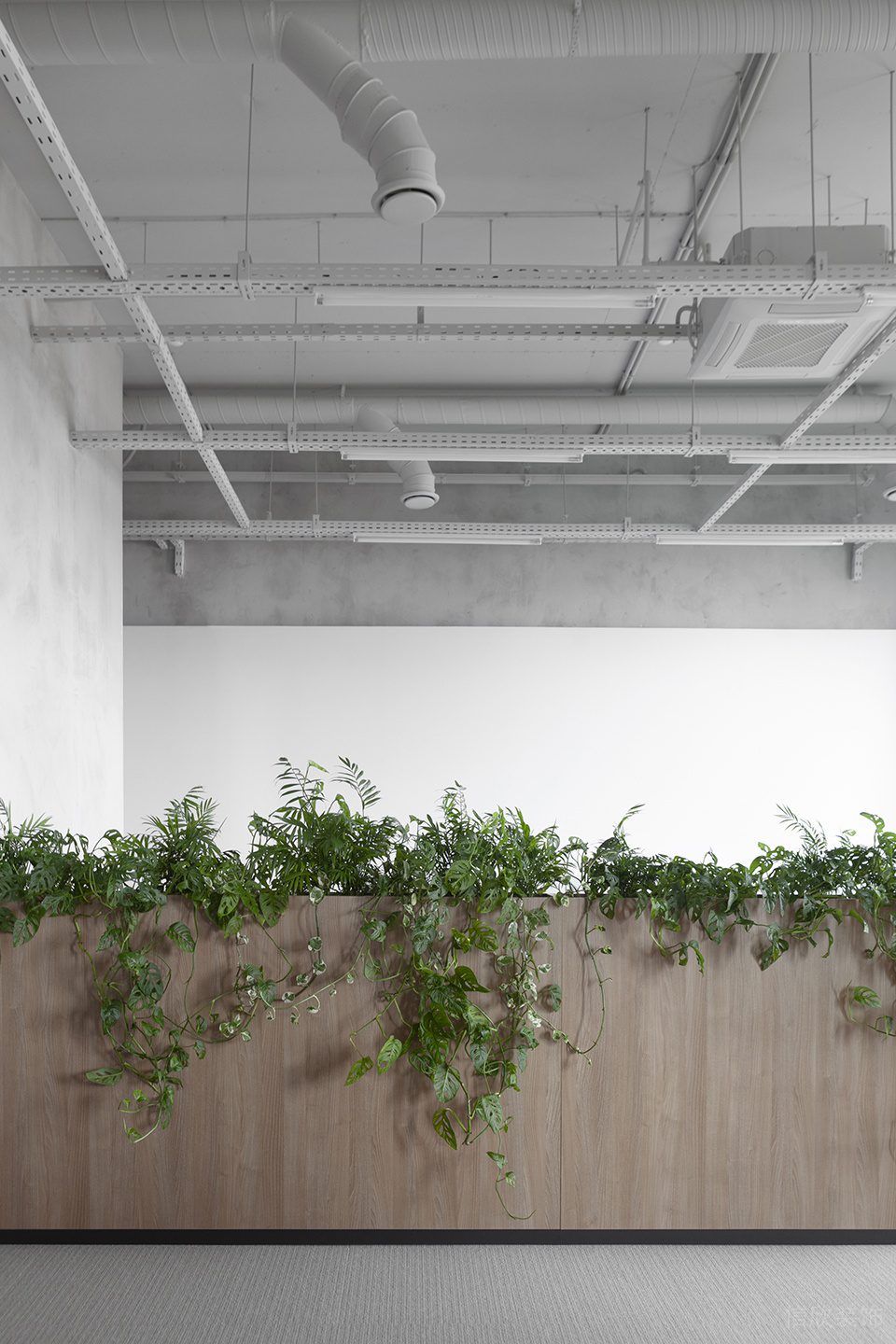 深圳市南山區(qū)訊美科技廣場現(xiàn)代工業(yè)風(fēng)辦公室裝修設(shè)計(jì)方案 辦公桌格擋裝飾