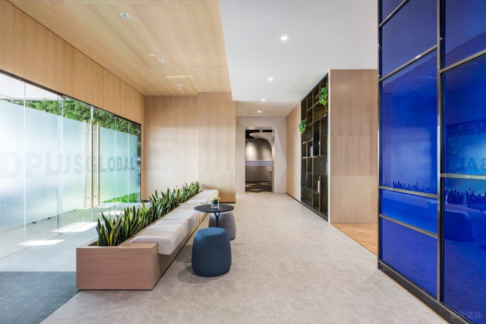 現(xiàn)代多元化風(fēng)格辦公室裝修工程過道休息淺色系訂制沙發(fā)