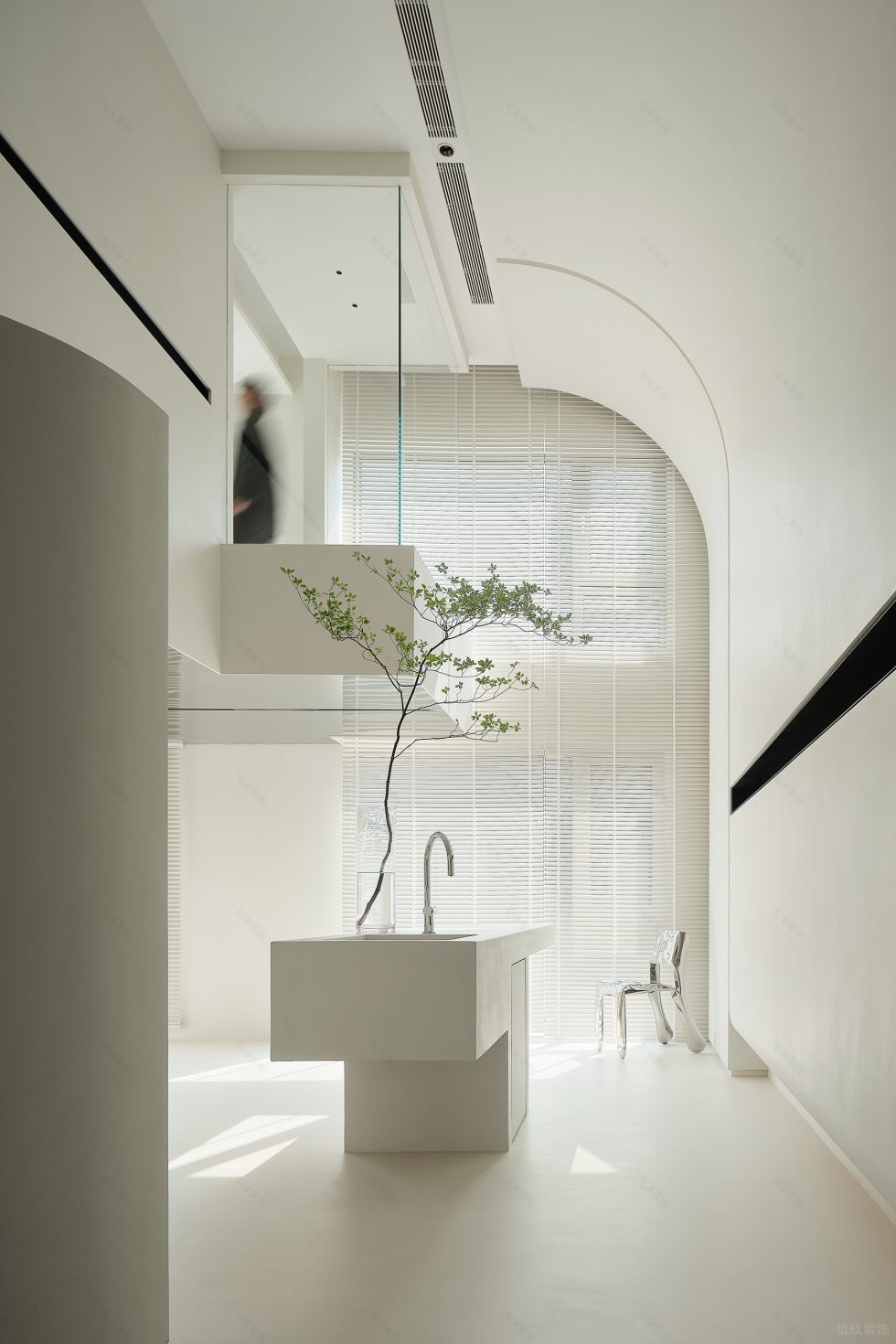 純白色極簡風(fēng)小型辦公室裝修案例幾何體水吧中島臺