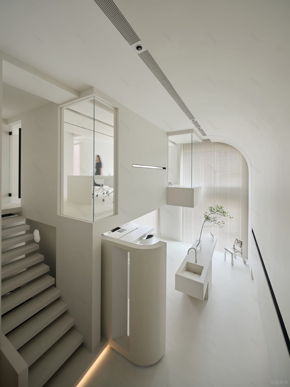 純白色極簡風(fēng)小型辦公室裝修案例懸空式樓梯臺階