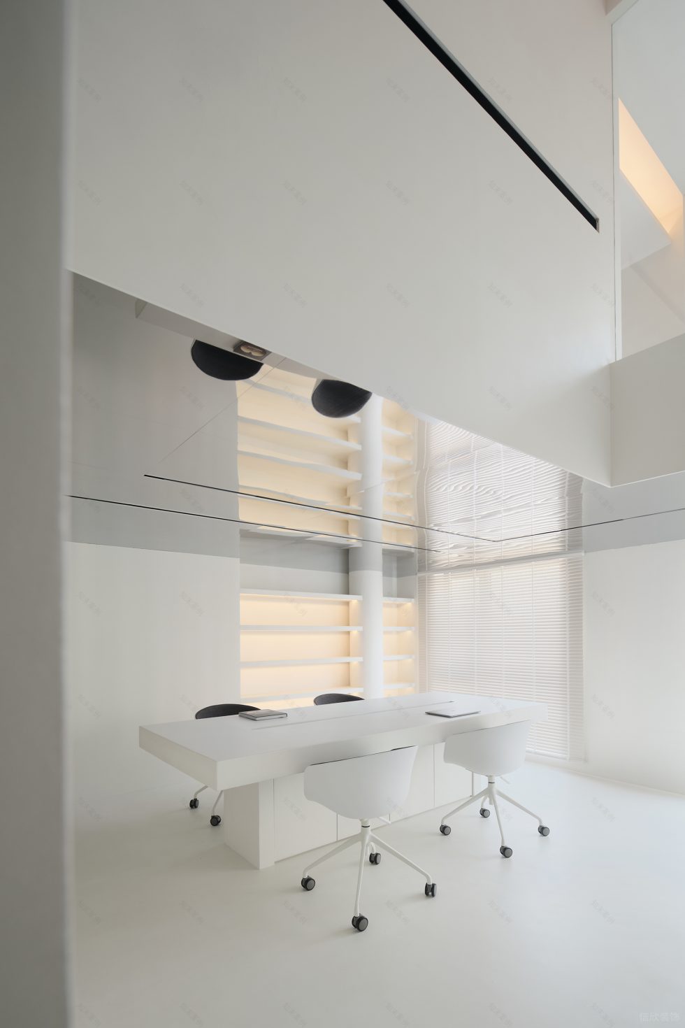 純白色極簡風(fēng)小型辦公室裝修案例一層工作區(qū)鏡面不銹鋼天花吊頂