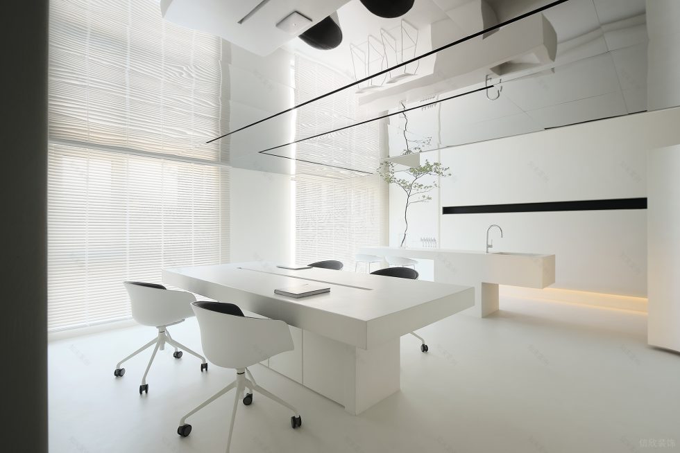 純白色極簡風(fēng)小型辦公室裝修案例一層長方形四人工作臺