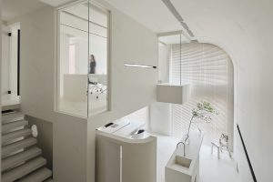 深圳寶安匯潮科技大廈純白色極簡(jiǎn)風(fēng)小型復(fù)式辦公室裝修案例綜合工作廳效果圖