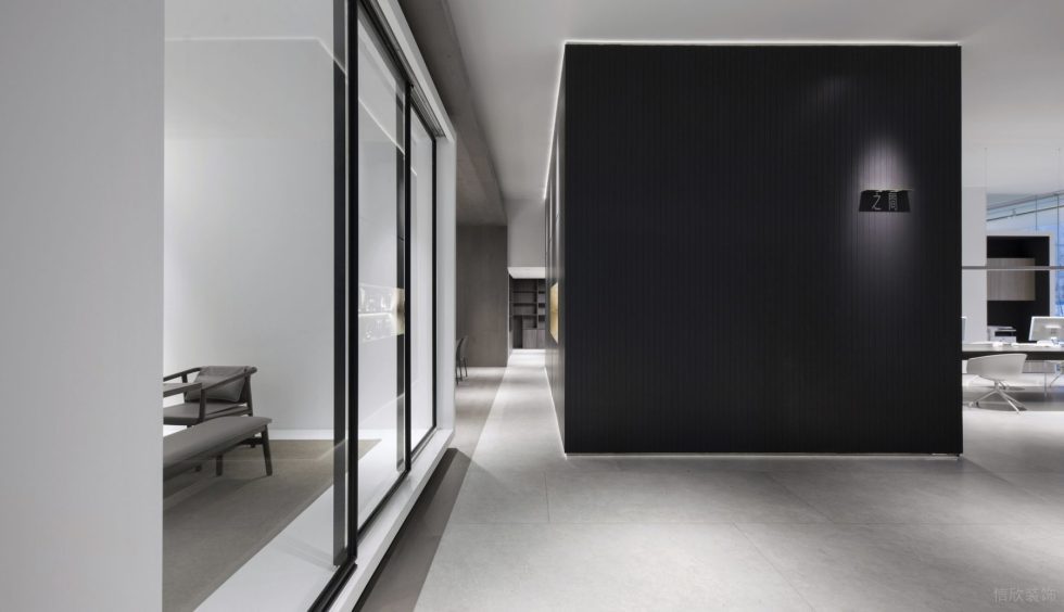 多元極簡(jiǎn)風(fēng)辦公室裝修設(shè)計(jì)深色格柵形象墻