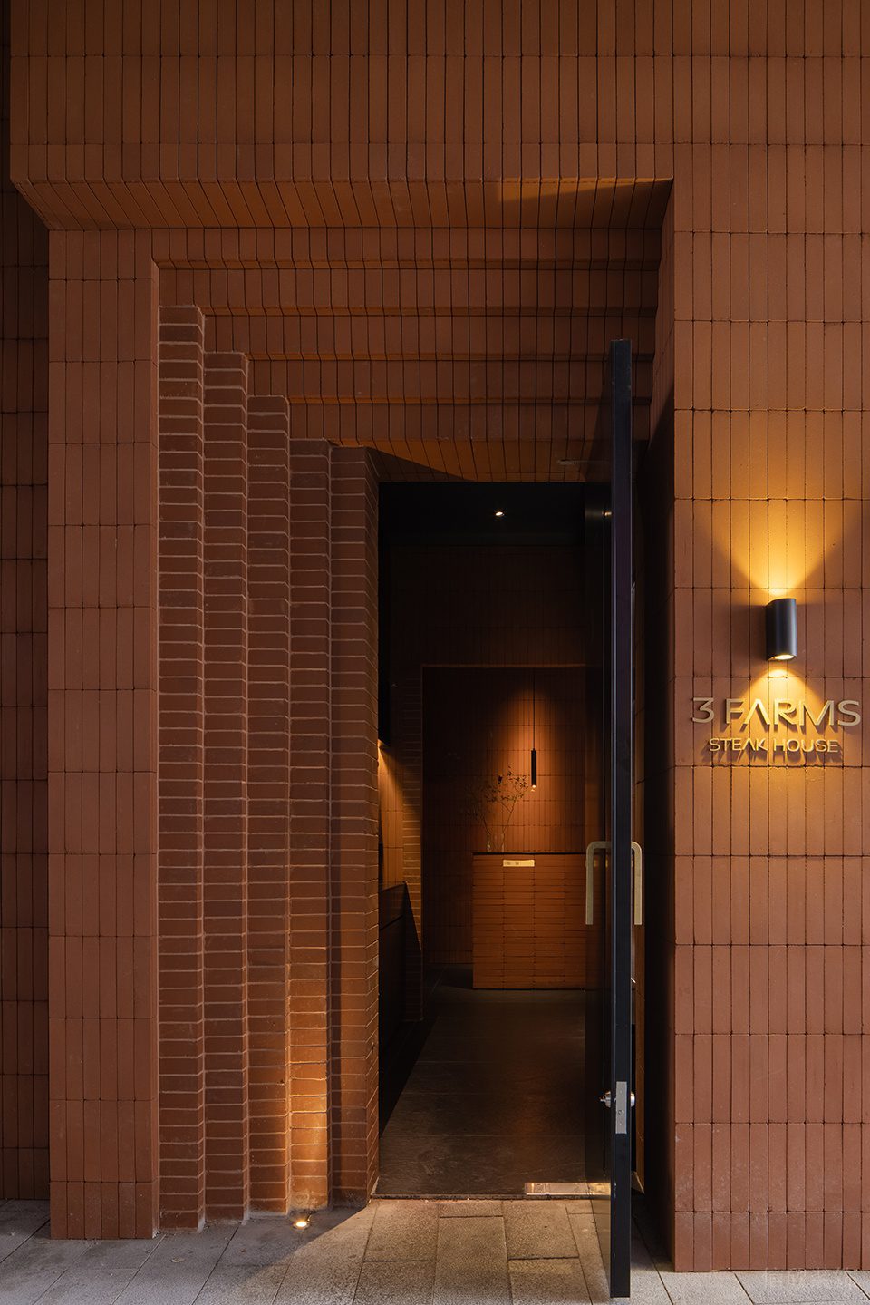 復(fù)古工業(yè)風(fēng)餐廳入門處跌級(jí)裝修設(shè)計(jì)效果圖