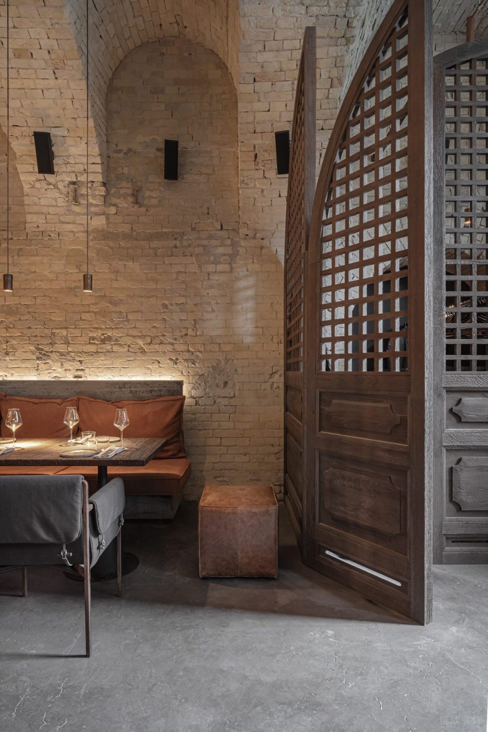 復(fù)古做舊風(fēng)日式餐廳木質(zhì)門裝修設(shè)計(jì)