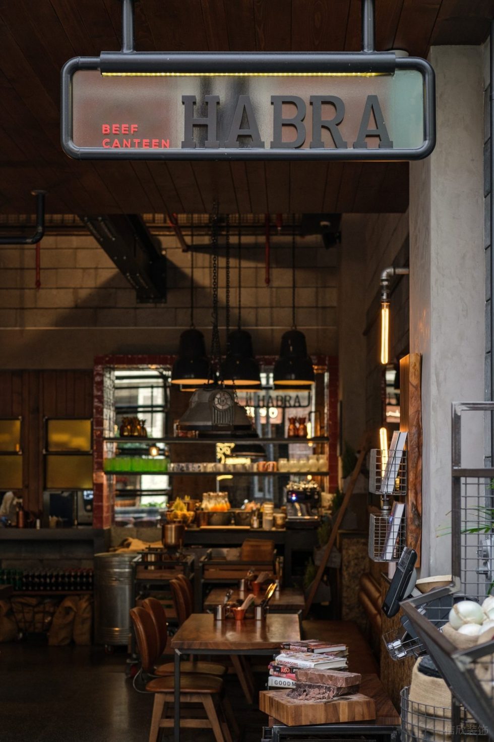 法式復(fù)古餐廳黑色金屬吊牌裝修設(shè)計(jì)