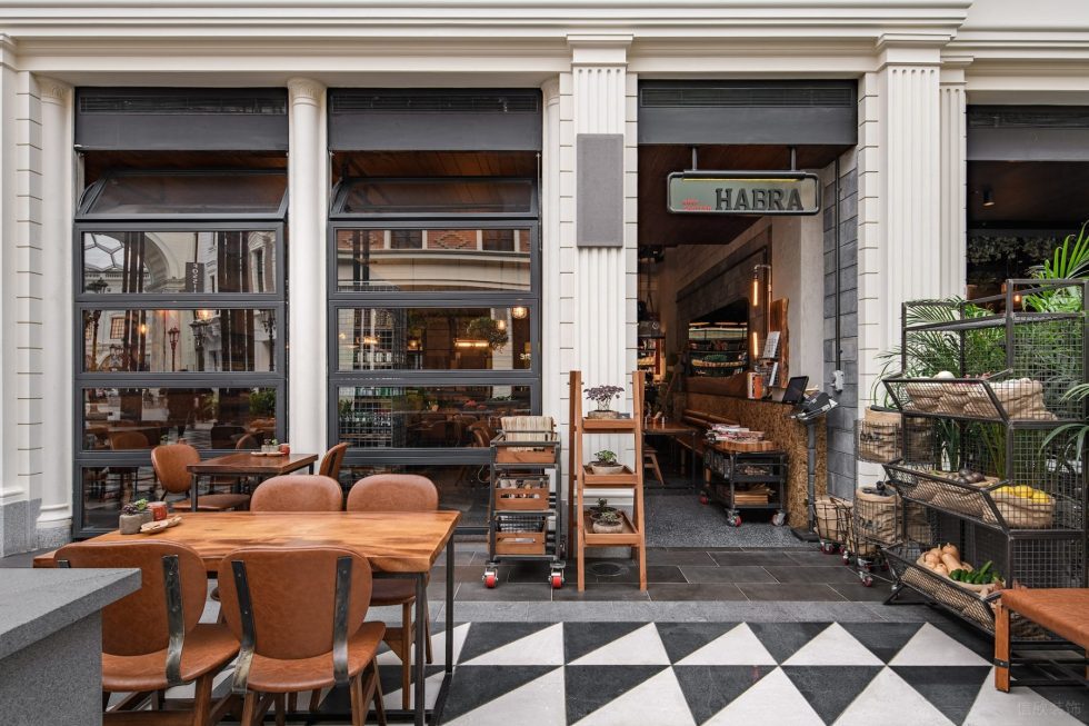 法式復(fù)古餐廳室外就餐區(qū)裝修設(shè)計