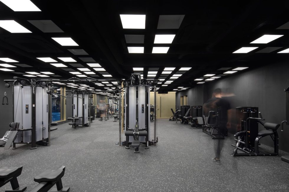 高端時尚健身房裝修設計 龍門架運動區(qū)