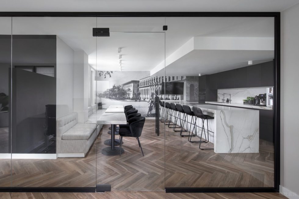 高端時尚健身房裝修設計 休閑區(qū)白色大理石臺面及黑色皮藝座椅