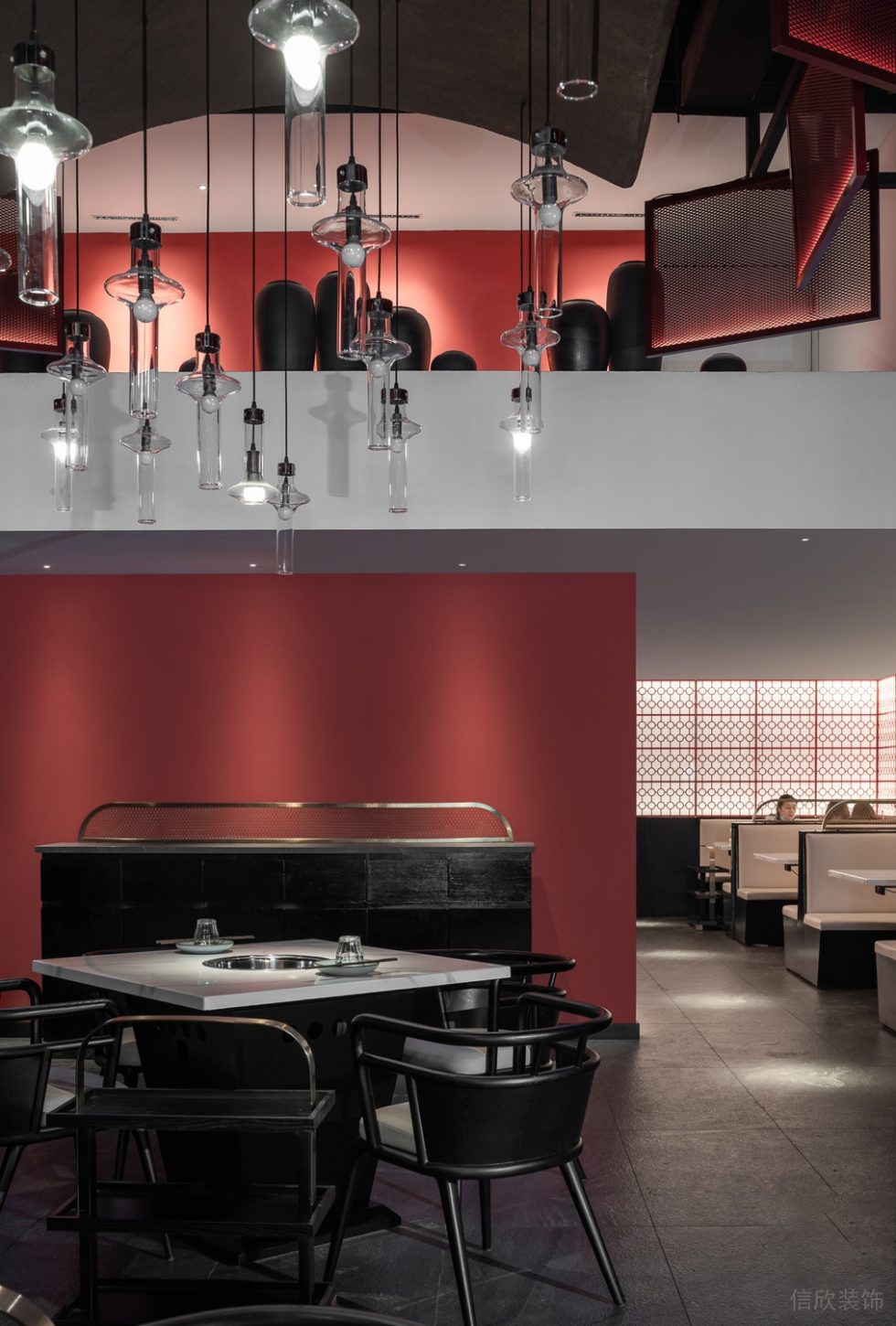 古典新中式火鍋店黑柱隔樓裝飾裝修設(shè)計