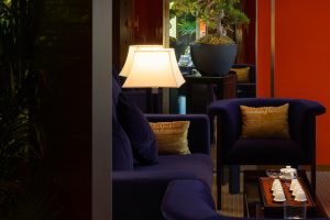 高端中式風(fēng)火鍋店沉穩(wěn)氛圍散座區(qū)裝修設(shè)計