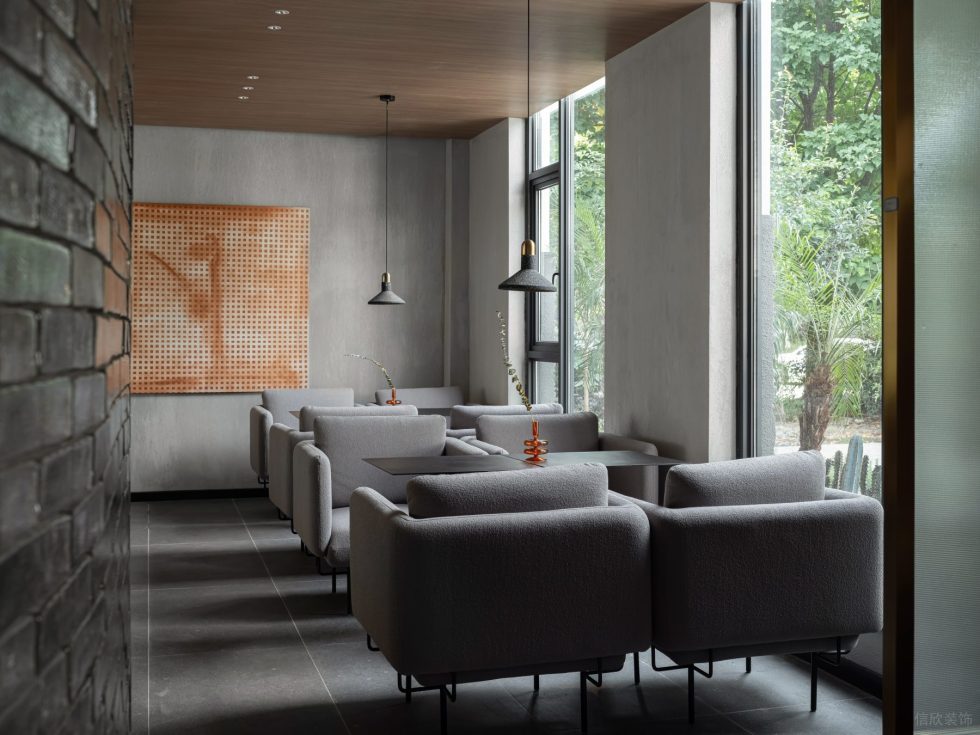 工業(yè)極簡(jiǎn)風(fēng)酒廳靠邊落地窗裝修效果