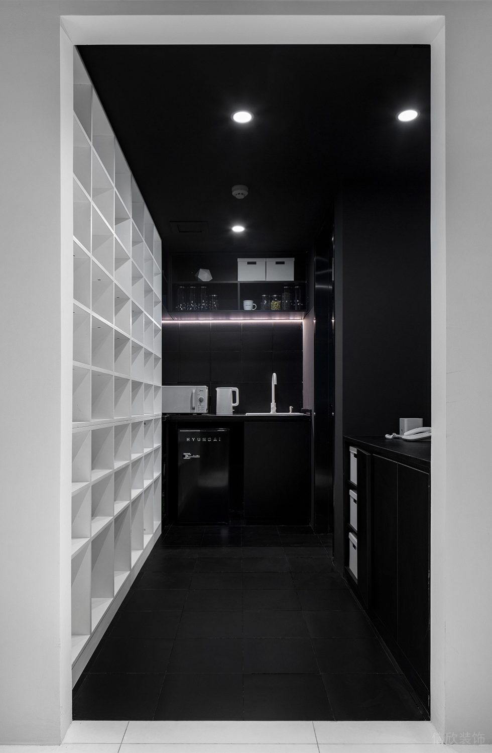 黑白灰簡約風(fēng)辦公室裝修設(shè)計(jì)暗色系茶水間