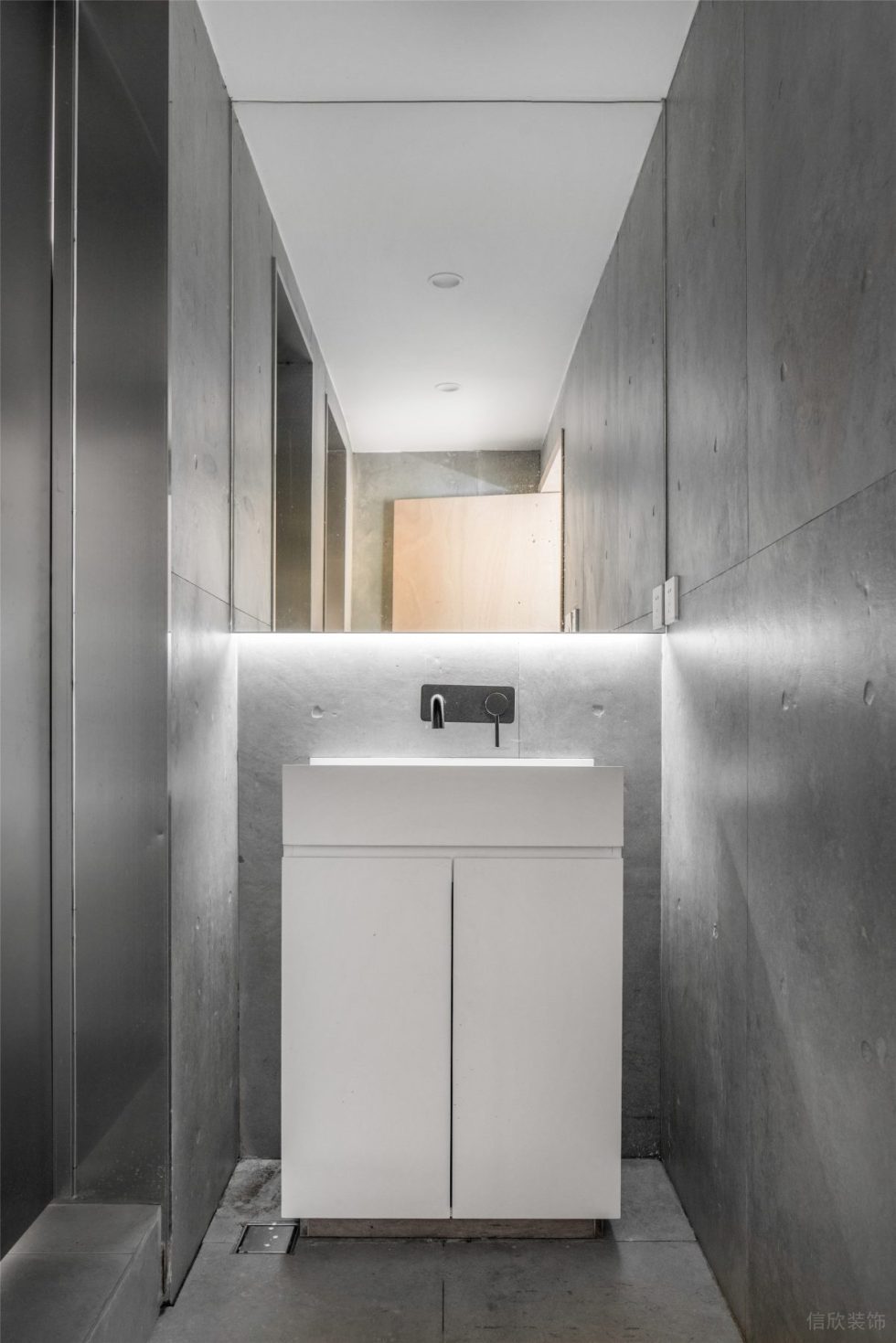 灰白色工業(yè)風(fēng)辦公室裝修設(shè)計衛(wèi)生間白色洗手臺 灰白色工業(yè)風(fēng)辦公室裝修設(shè)計衛(wèi)生間白色洗手臺